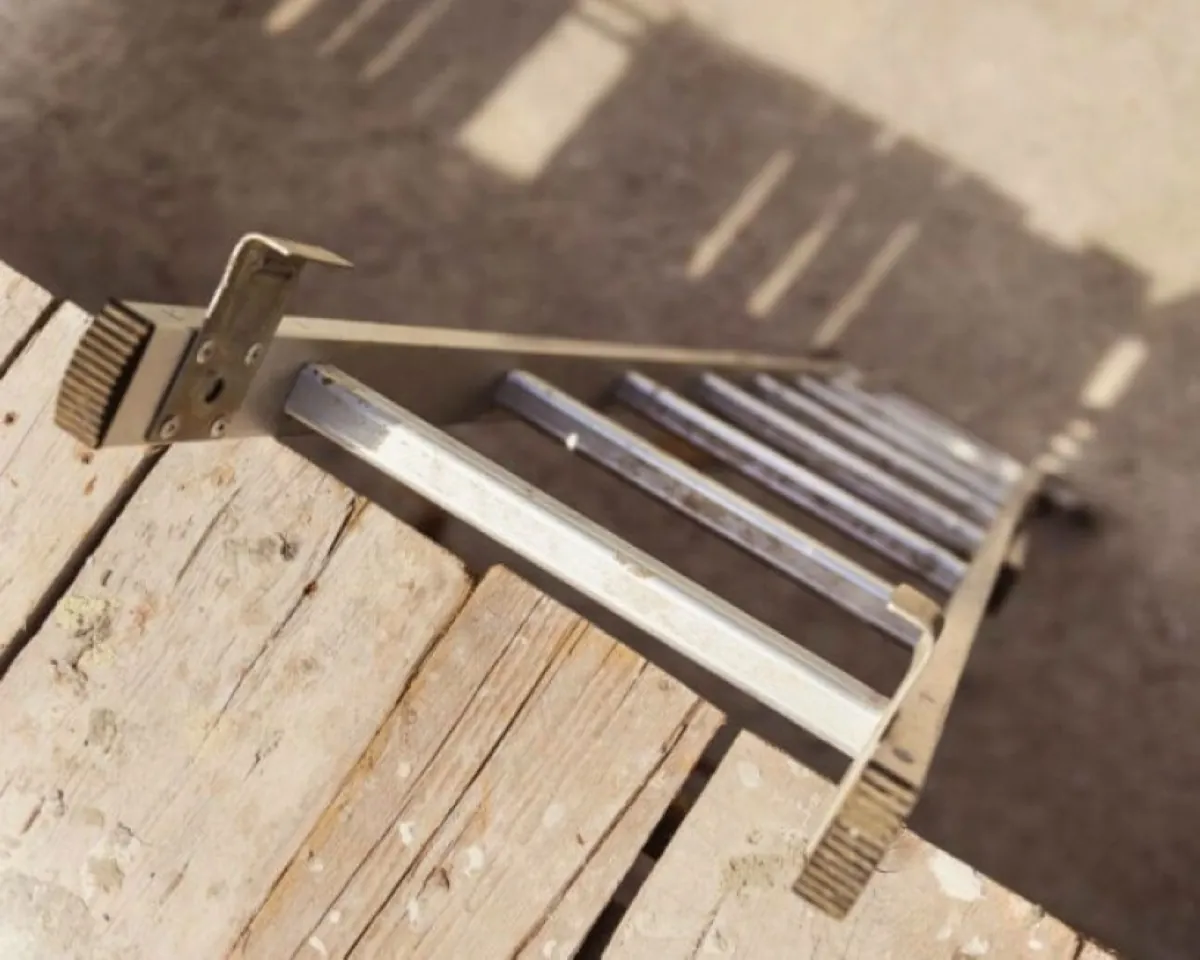 Aluminium industrial ladder for construction and maintenance work