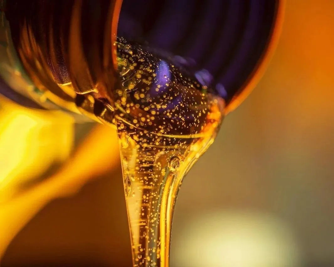 Lubricating oils and industrial spray lubricants for machinery maintenance