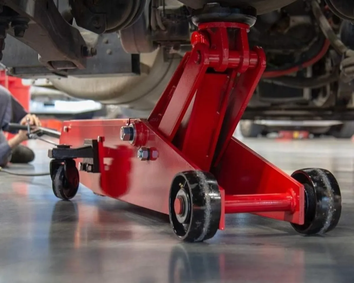 Hydraulic pallet jacks and lifting equipment for workshops