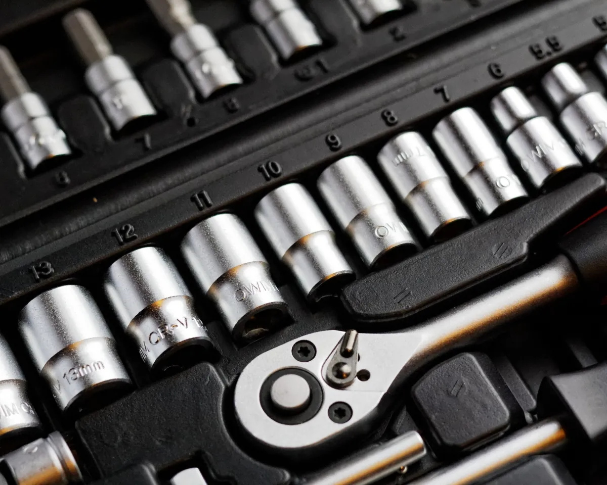 Professional socket set and ratchet toolkit for mechanical and industrial maintenance