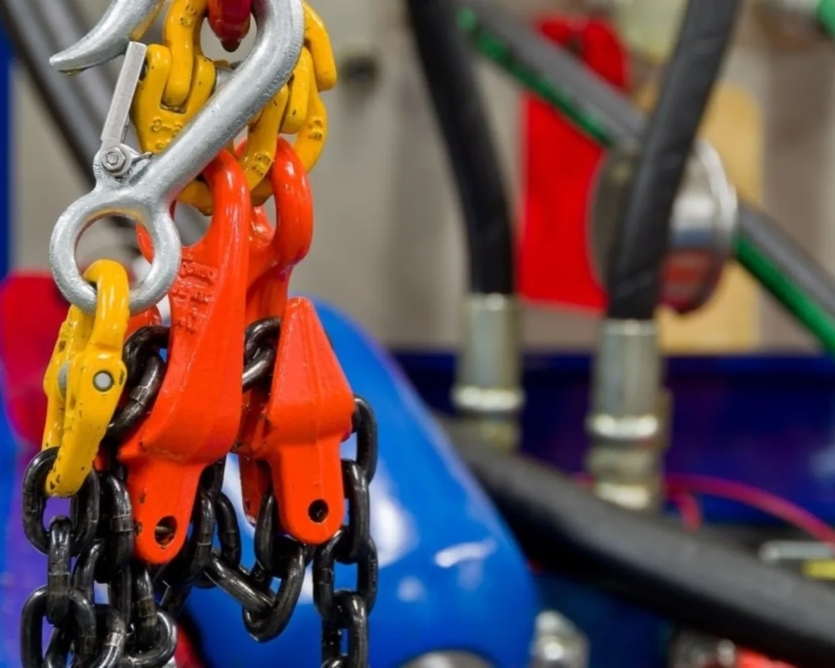 Heavy duty rigging chains and lifting hooks for industrial and mining operations