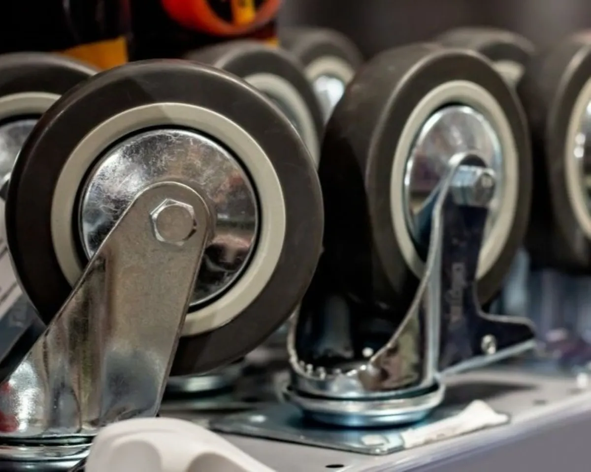 Heavy-duty wheels and castors for industrial trolleys and equipment